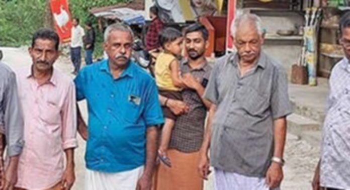 നാട്ടുകാർ അപ്രോച്ച് റോഡുപണിയും പൂർത്തിയാക്കി ; അത്തിക്കയം കൊച്ചുപാലം ഗതാഗതത്തിനായി തുറന്നുനൽകി നാട്ടുകാർ അപ്രോച്ച് റോഡുപണിയും പൂർത്തിയാക്കി ; അത്തിക്കയം കൊച്ചുപാലം ഗതാഗതത്തിനായി തുറന്നുനൽകി