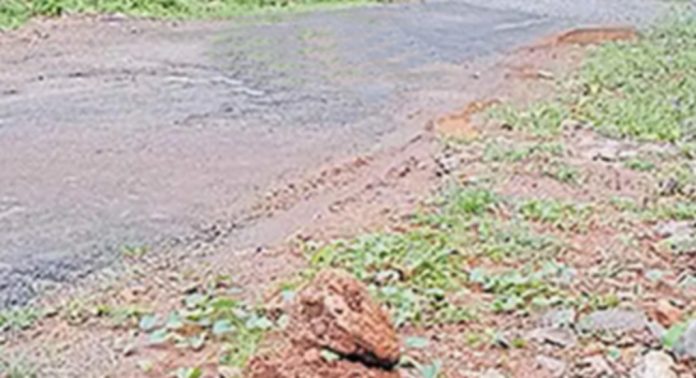 ഇട്ടിയപ്പാറ–ഒഴുവൻപാറ–ജണ്ടായിക്കൽ–ബംഗ്ലാംകടവ് റോഡിലെ യാത്ര ദുരിതമാകുന്നു ഇട്ടിയപ്പാറ–ഒഴുവൻപാറ–ജണ്ടായിക്കൽ–ബംഗ്ലാംകടവ് റോഡിലെ യാത്ര ദുരിതമാകുന്നു