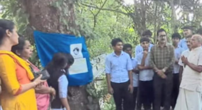 നൂറു വർഷത്തിലധികം പഴക്കമുള്ള മരമുത്തശ്ശിയെ ആദരിച്ച് കടമ്മനിട്ട ഗവ. ഹയർ സെക്കൻഡറി സ്കൂൾ കുട്ടികള് നൂറു വർഷത്തിലധികം പഴക്കമുള്ള മരമുത്തശ്ശിയെ ആദരിച്ച് കടമ്മനിട്ട ഗവ. ഹയർ സെക്കൻഡറി സ്കൂൾ കുട്ടികള്