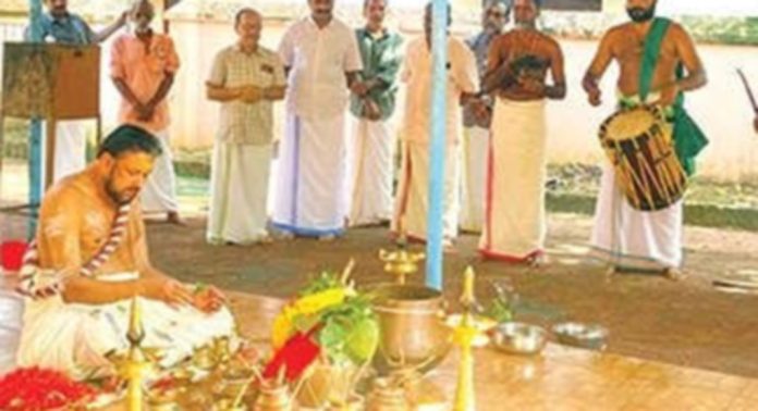 തോട്ടമൺകാവ് ഭഗവതീക്ഷേത്രത്തിന്റെ മൂലസ്ഥാനമായ കുരവക്കുന്ന് കാവിൽ പ്രതിഷ്ഠാദിന പൂജകൾ നടന്നു തോട്ടമൺകാവ് ഭഗവതീക്ഷേത്രത്തിന്റെ മൂലസ്ഥാനമായ കുരവക്കുന്ന് കാവിൽ പ്രതിഷ്ഠാദിന പൂജകൾ നടന്നു