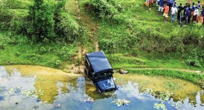 അണക്കെട്ടിൽ റീൽസ് ചിത്രീകരിക്കാനായി ജീപ്പഭ്യാസം, നിയന്ത്രണം വിട്ട വാഹനം വെള്ളത്തിൽ ; അഞ്ചുപേർ അറസ്റ്റിൽ അണക്കെട്ടിൽ റീൽസ് ചിത്രീകരിക്കാനായി ജീപ്പഭ്യാസം, നിയന്ത്രണം വിട്ട വാഹനം വെള്ളത്തിൽ ; അഞ്ചുപേർ അറസ്റ്റിൽ