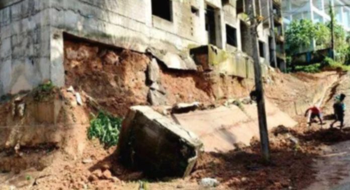 കനത്ത മഴ ; തിരുമൂലപുരത്ത് നിർമ്മാണം നടന്നുകൊണ്ടിരിക്കുന്ന കോടതി സമുച്ചയത്തിന്റെ കോൺക്രീറ്റ് സംരക്ഷണഭിത്തി തകർന്നു കനത്ത മഴ ; തിരുമൂലപുരത്ത് നിർമ്മാണം നടന്നുകൊണ്ടിരിക്കുന്ന കോടതി സമുച്ചയത്തിന്റെ കോൺക്രീറ്റ് സംരക്ഷണഭിത്തി തകർന്നു