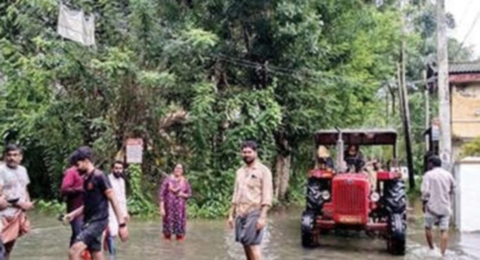 വൈദ്യുതി തകരാർ പരിഹരിക്കാൻ ട്രാക്ടറിൽ എത്തി മണിപ്പുഴ കെഎസ്ഇബി സെക്ഷനിലെ ജീവനക്കാർ വൈദ്യുതി തകരാർ പരിഹരിക്കാൻ ട്രാക്ടറിൽ എത്തി മണിപ്പുഴ കെഎസ്ഇബി സെക്ഷനിലെ ജീവനക്കാർ