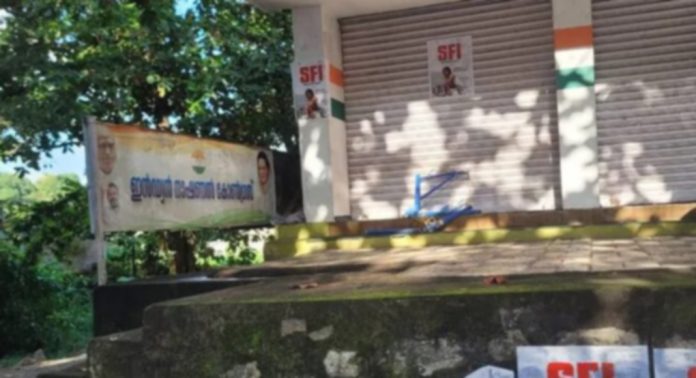 തിരുവല്ലയിൽ കോൺഗ്രസ് ഓഫീസിന് നേരെ അതിക്രമം ; കോൺഗ്രസ് നേതാക്കളും പ്രവർത്തകരും തിരുവല്ല പോലീസ് സ്റ്റേഷൻ ഉപരോധിച്ചു തിരുവല്ലയിൽ കോൺഗ്രസ് ഓഫീസിന് നേരെ അതിക്രമം ; കോൺഗ്രസ് നേതാക്കളും പ്രവർത്തകരും തിരുവല്ല പോലീസ് സ്റ്റേഷൻ ഉപരോധിച്ചു
