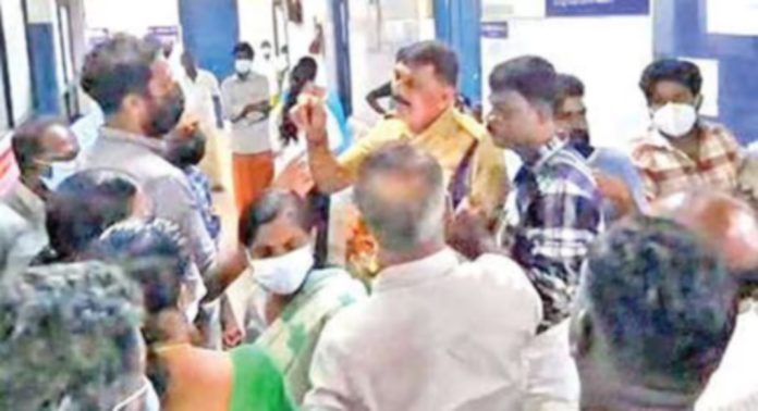ഡോക്ടർമാരില്ലെന്ന് ആരോപണം ; തുറവൂർ ഗവ. ആശുപത്രിയിൽ സംഘർഷം ഡോക്ടർമാരില്ലെന്ന് ആരോപണം ; തുറവൂർ ഗവ. ആശുപത്രിയിൽ സംഘർഷം