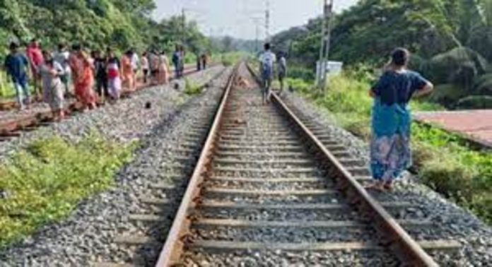 സുഹൃത്തിനെ തലക്കടിച്ച് വീഴ്ത്തി ഓടിയ യുവാവ് ട്രെയിൻ തട്ടി മരിച്ചു സുഹൃത്തിനെ തലക്കടിച്ച് വീഴ്ത്തി ഓടിയ യുവാവ് ട്രെയിൻ തട്ടി മരിച്ചു