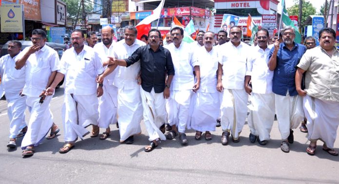 തിരുവല്ലായിൽ യുഡിഎഫ് നിയോജക മണ്ഡലം കമ്മിറ്റിയുടെ നേത്രുത്വത്തില് ആഹ്ലാദപ്രകടനം നടത്തി തിരുവല്ലായിൽ യുഡിഎഫ് നിയോജക മണ്ഡലം കമ്മിറ്റിയുടെ നേത്രുത്വത്തില് ആഹ്ലാദപ്രകടനം നടത്തി
