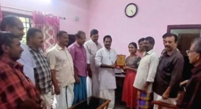 മൈക്രോബയോളജി ആൻഡ് സുവോളജി പരീക്ഷയിൽ ഒന്നാം റാങ്ക് നേടിയ അനുഷ.വി.ദാസിനെ വാഴമുട്ടം മാതൃകാ പുരുഷ സ്വയം സഹായസംഘം ആദരിച്ചു മൈക്രോബയോളജി ആൻഡ് സുവോളജി പരീക്ഷയിൽ ഒന്നാം റാങ്ക് നേടിയ അനുഷ.വി.ദാസിനെ വാഴമുട്ടം മാതൃകാ പുരുഷ സ്വയം സഹായസംഘം ആദരിച്ചു