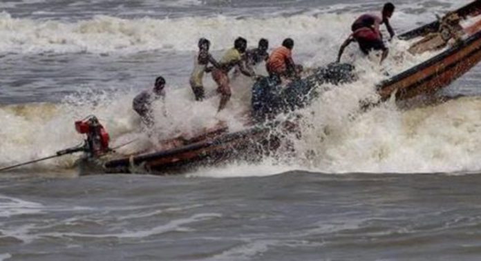 മുതലപ്പൊഴിയില് വീണ്ടും വള്ളം മറിഞ്ഞ് അപകടം മുതലപ്പൊഴിയില് വീണ്ടും വള്ളം മറിഞ്ഞ് അപകടം