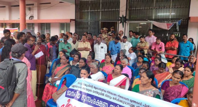 പരുന്തുംപാറ വിഷയം ; റവന്യൂ വകുപ്പിന്റെ ജനദ്രോഹ നടപടിക്കെതിരെ ജനകീയ ഭൂസംരക്ഷണ സമിതിയുടെ നേതൃത്വത്തിൽ ബഹുജന മാർച്ച് നടത്തി പരുന്തുംപാറ വിഷയം ; റവന്യൂ വകുപ്പിന്റെ ജനദ്രോഹ നടപടിക്കെതിരെ ജനകീയ ഭൂസംരക്ഷണ സമിതിയുടെ നേതൃത്വത്തിൽ ബഹുജന മാർച്ച് നടത്തി