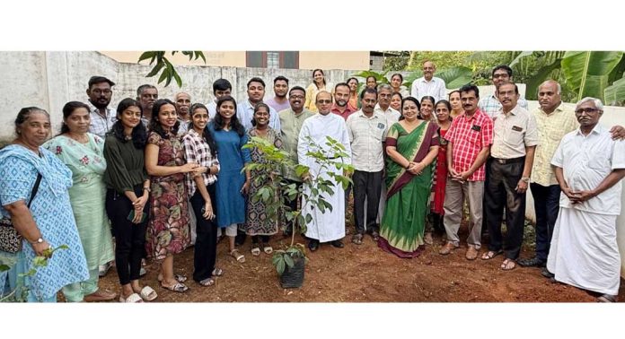പരിസ്ഥിതി സെമിനാറും വൃക്ഷത്തൈ നടീലും നടത്തി പരിസ്ഥിതി സെമിനാറും വൃക്ഷത്തൈ നടീലും നടത്തി