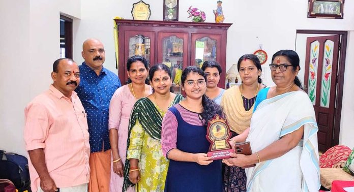 ഓൾ ഇന്ത്യ മെഡിക്കൽ പ്രവേശന പരീക്ഷയിൽ ഉന്നത വിജയം നേടിയവരെ കേരളമഹിളാസംഘം ആദരിച്ചു ഓൾ ഇന്ത്യ മെഡിക്കൽ പ്രവേശന പരീക്ഷയിൽ ഉന്നത വിജയം നേടിയവരെ കേരളമഹിളാസംഘം ആദരിച്ചു