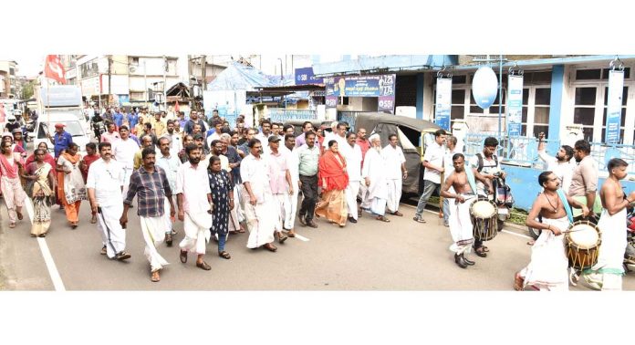 സംയുക്ത ട്രേഡ് യൂണിയൻ ജൂലൈ ഒമ്പതിന് നടത്തുന്ന ദേശീയ പണിമുടക്കിന്റെ പ്രചരണാർഥമുള്ള സമര പ്രചാരണ ജാഥയ്ക്ക് ജില്ലയിൽ ഉജ്വല വരവേൽപ്പ് സംയുക്ത ട്രേഡ് യൂണിയൻ ജൂലൈ ഒമ്പതിന് നടത്തുന്ന ദേശീയ പണിമുടക്കിന്റെ പ്രചരണാർഥമുള്ള സമര പ്രചാരണ ജാഥയ്ക്ക് ജില്ലയിൽ ഉജ്വല വരവേൽപ്പ്