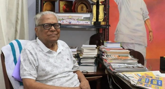 വി.എസ്. അച്യുതാനന്ദന്റെ ആരോഗ്യനിലയിൽ മാറ്റമില്ലാതെ തുടരുന്നു വി.എസ്. അച്യുതാനന്ദന്റെ ആരോഗ്യനിലയിൽ മാറ്റമില്ലാതെ തുടരുന്നു
