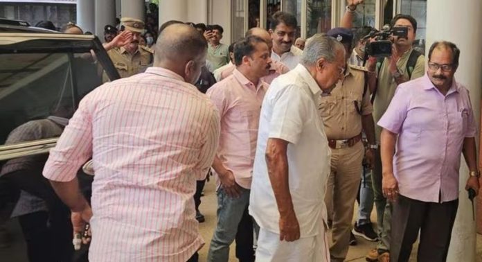 വി.എസ്. അച്യുതാനന്ദനെ സന്ദർശിച്ച് മുഖ്യമന്ത്രി പിണറായി വിജയൻ വി.എസ്. അച്യുതാനന്ദനെ സന്ദർശിച്ച് മുഖ്യമന്ത്രി പിണറായി വിജയൻ