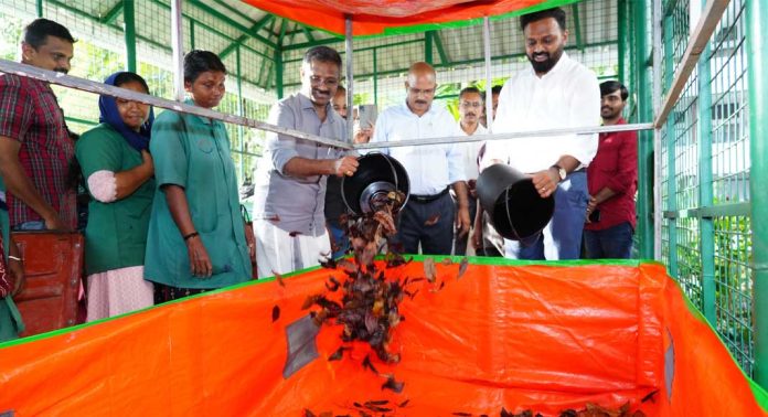 ഉണങ്ങിയ ഇല കത്തിക്കുന്നത് കുറയ്ക്കാന് പോര്ട്ടബിള് കരിയില സംഭരണിയുമായി പത്തനംതിട്ട നഗരസഭ ഉണങ്ങിയ ഇല കത്തിക്കുന്നത് കുറയ്ക്കാന് പോര്ട്ടബിള് കരിയില സംഭരണിയുമായി പത്തനംതിട്ട നഗരസഭ