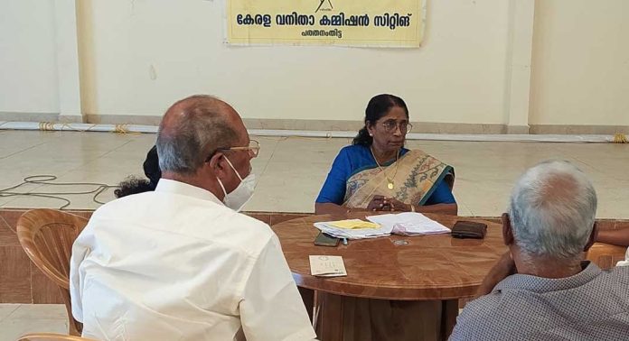 വനിതാ കമ്മീഷന് അദാലത്ത് : 18 പരാതികള്ക്ക് പരിഹാരം വനിതാ കമ്മീഷന് അദാലത്ത് : 18 പരാതികള്ക്ക് പരിഹാരം