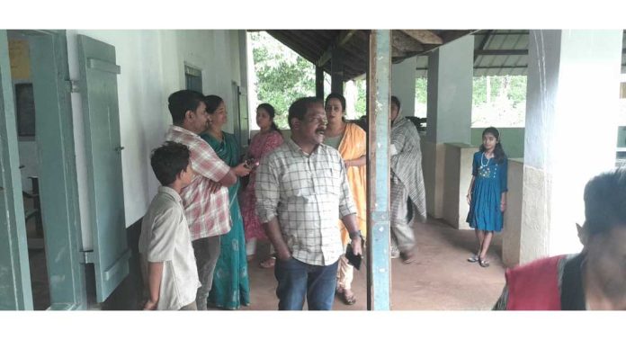 കാട്ടാന എത്തിയ കല്ലേലി ജി ജെ എം യു പി സ്കൂൾ കോന്നി തഹൽസീദാർ സന്ദർശിച്ചു കാട്ടാന എത്തിയ കല്ലേലി ജി ജെ എം യു പി സ്കൂൾ കോന്നി തഹൽസീദാർ സന്ദർശിച്ചു