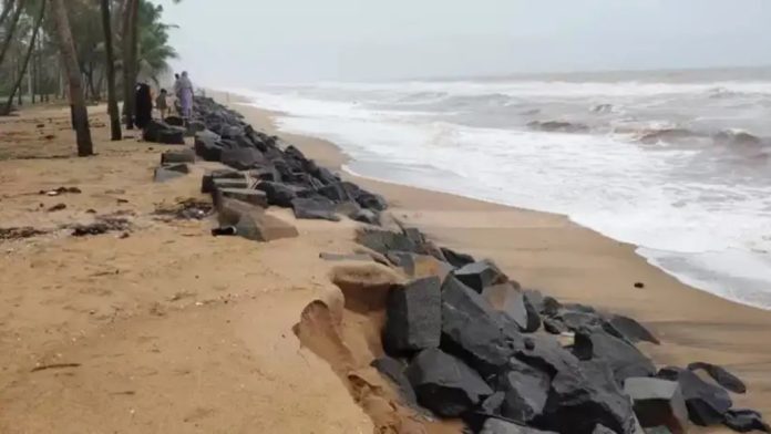 കുമ്പള പെറുവാഡ് തീരത്ത് കടലാക്രമണം രൂക്ഷം ; അവശേഷിച്ച 100 മീറ്റർ കടൽ ഭിത്തിയും കടലെടുത്തു കുമ്പള പെറുവാഡ് തീരത്ത് കടലാക്രമണം രൂക്ഷം ; അവശേഷിച്ച 100 മീറ്റർ കടൽ ഭിത്തിയും കടലെടുത്തു