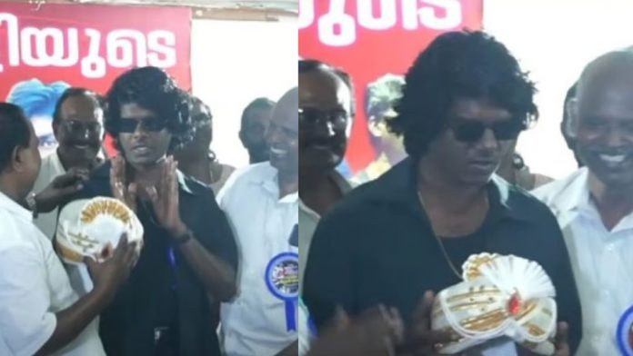 അയ്യങ്കാളി പരിപാടിയില് തലപ്പാവ് അണിയിക്കാന് ശ്രമിച്ച സംഘാടകരെ തടഞ്ഞ് വേടന് അയ്യങ്കാളി പരിപാടിയില് തലപ്പാവ് അണിയിക്കാന് ശ്രമിച്ച സംഘാടകരെ തടഞ്ഞ് വേടന്