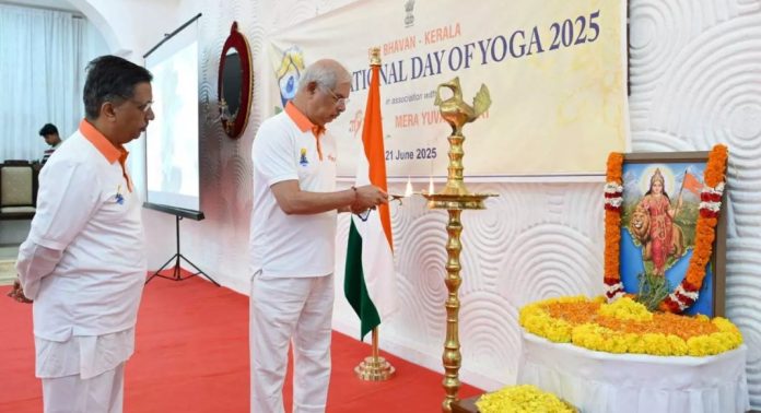 യോഗാ ദിനത്തിലും ആർഎസ്എസ് ഭാരതാംബ ചിത്രവുമായി ഗവർണർ രാജേന്ദ്ര ആര്ലേക്കര് യോഗാ ദിനത്തിലും ആർഎസ്എസ് ഭാരതാംബ ചിത്രവുമായി ഗവർണർ രാജേന്ദ്ര ആര്ലേക്കര്