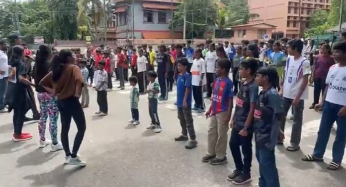 സെക്രട്ടേറിയറ്റിന് മുന്നില് പ്രതിഷേധിച്ച് സൂംബാ അസോസിയേഷന് സെക്രട്ടേറിയറ്റിന് മുന്നില് പ്രതിഷേധിച്ച് സൂംബാ അസോസിയേഷന്