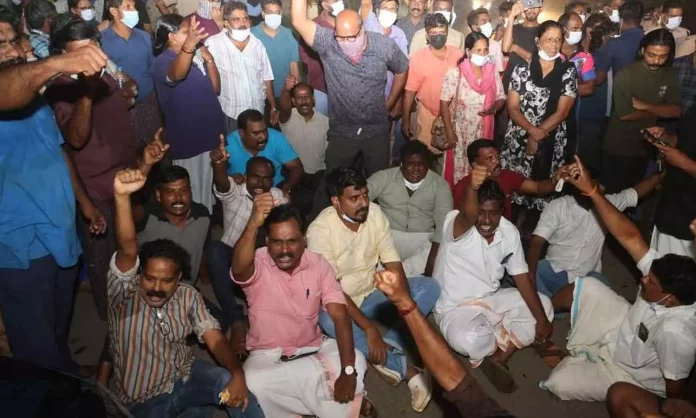 ബിപിസിഎൽ തീപിടുത്തത്തിൽ അന്വേഷണ കമ്മിറ്റിയെ നിയോഗിച്ച് ജില്ലാ കലക്ടർ ബിപിസിഎൽ തീപിടുത്തത്തിൽ അന്വേഷണ കമ്മിറ്റിയെ നിയോഗിച്ച് ജില്ലാ കലക്ടർ