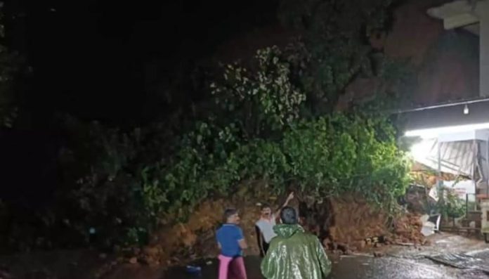 കുറ്റ്യാടി ചുരം പത്താം വളവിൽ മണ്ണിടിഞ്ഞ് ഗതാഗതം പൂർണമായും തടസപ്പെട്ടു കുറ്റ്യാടി ചുരം പത്താം വളവിൽ മണ്ണിടിഞ്ഞ് ഗതാഗതം പൂർണമായും തടസപ്പെട്ടു