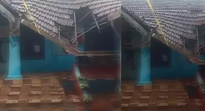 ആലപ്പുഴയില് കാര്ത്തികപ്പള്ളി ഗവ. യുപി സ്കൂള് കെട്ടിടം തകര്ന്ന് വീണു ആലപ്പുഴയില് കാര്ത്തികപ്പള്ളി ഗവ. യുപി സ്കൂള് കെട്ടിടം തകര്ന്ന് വീണു