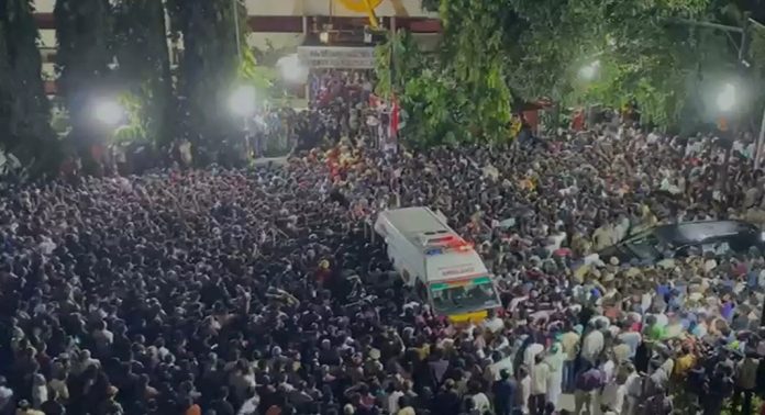 ദർബാർ ഹാളിലെ പൊതുദർശനം അവസാനിച്ചു ; വിലാപയാത്ര ആലപ്പുഴയിലേക്ക് തിരിച്ചു ദർബാർ ഹാളിലെ പൊതുദർശനം അവസാനിച്ചു ; വിലാപയാത്ര ആലപ്പുഴയിലേക്ക് തിരിച്ചു