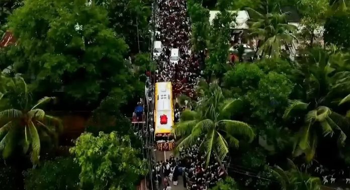 വിഎസ്സിന്റെ ഭൗതീക ശരീരം വഹിച്ചു കൊണ്ടുള്ള വിലാപയാത്ര പറവൂർ വേലിക്കകത്ത് വീട്ടിലെത്തിച്ചു ; സമീപം ജനസാഗരം വിഎസ്സിന്റെ ഭൗതീക ശരീരം വഹിച്ചു കൊണ്ടുള്ള വിലാപയാത്ര പറവൂർ വേലിക്കകത്ത് വീട്ടിലെത്തിച്ചു ; സമീപം ജനസാഗരം