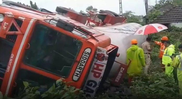 ടാങ്കര് ലോറിയില് നിന്നുള്ള പാചക വാതക ചോര്ച്ച താല്ക്കാലികമായി അടച്ചു ടാങ്കര് ലോറിയില് നിന്നുള്ള പാചക വാതക ചോര്ച്ച താല്ക്കാലികമായി അടച്ചു