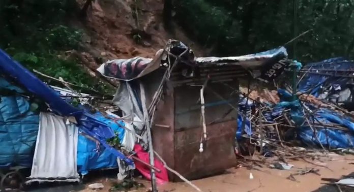 മൂന്നാറിൽ ദേശീയപാതയിൽ മണ്ണിടിഞ്ഞു ; നാല് വഴിയോര കടകൾ പൂർണമായും തകർന്നു മൂന്നാറിൽ ദേശീയപാതയിൽ മണ്ണിടിഞ്ഞു ; നാല് വഴിയോര കടകൾ പൂർണമായും തകർന്നു