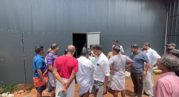 അരീക്കോട് കോഴി മാലിന്യ സംസ്കരണ ഫാക്ടറിയിലുണ്ടായ അപകടത്തിൽ മൂന്ന് പേർ മരിച്ചു അരീക്കോട് കോഴി മാലിന്യ സംസ്കരണ ഫാക്ടറിയിലുണ്ടായ അപകടത്തിൽ മൂന്ന് പേർ മരിച്ചു