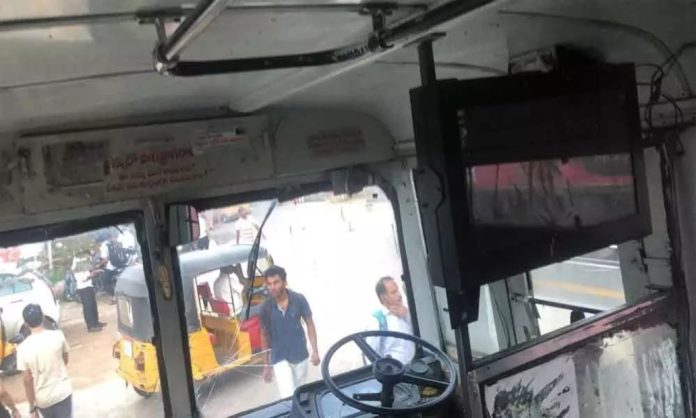 മലപ്പുറം താനൂരിൽ ഓടികൊണ്ടിരിക്കുന്ന ബസിന് മുന്നിൽ ബൈക്ക് യാത്രക്കാരന്റെ പരാക്രമം മലപ്പുറം താനൂരിൽ ഓടികൊണ്ടിരിക്കുന്ന ബസിന് മുന്നിൽ ബൈക്ക് യാത്രക്കാരന്റെ പരാക്രമം