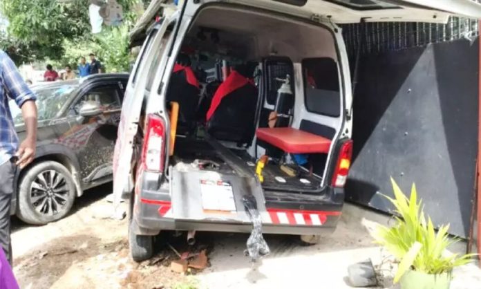 ഗർഭിണിയുമായി പോയ ആംബുലൻസ് നിയന്ത്രണംവിട്ട് രണ്ടു കാറുകളിലിടിച്ച് അപകടം ഗർഭിണിയുമായി പോയ ആംബുലൻസ് നിയന്ത്രണംവിട്ട് രണ്ടു കാറുകളിലിടിച്ച് അപകടം
