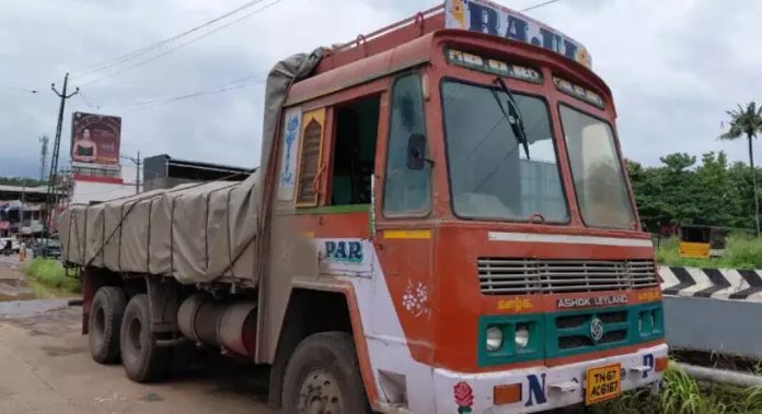 കൊല്ലം പത്തനാപുരത്ത് സെയിൽസ് ടാക്സ് ഉദ്യോഗസ്ഥൻ ചമഞ്ഞ് ലോറി തട്ടിയെടുക്കാൻ ശ്രമം കൊല്ലം പത്തനാപുരത്ത് സെയിൽസ് ടാക്സ് ഉദ്യോഗസ്ഥൻ ചമഞ്ഞ് ലോറി തട്ടിയെടുക്കാൻ ശ്രമം