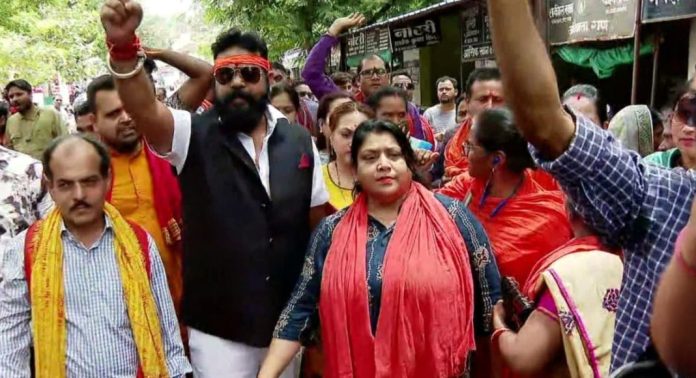 കന്യാസ്ത്രീകൾക്ക് ജാമ്യം നൽകരുത് ; പ്രതിഷേധവുമായി ബജ്റംഗ്ദൾ പ്രവർത്തകർ കന്യാസ്ത്രീകൾക്ക് ജാമ്യം നൽകരുത് ; പ്രതിഷേധവുമായി ബജ്റംഗ്ദൾ പ്രവർത്തകർ