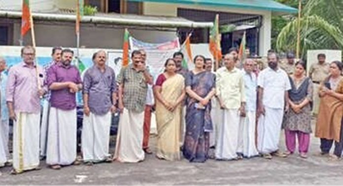 ബിജെപി വള്ളികുന്നം പഞ്ചായത്ത് ഓഫീസിന് മുന്നിൽ പ്രതിഷേധസമരം നടത്തി ബിജെപി വള്ളികുന്നം പഞ്ചായത്ത് ഓഫീസിന് മുന്നിൽ പ്രതിഷേധസമരം നടത്തി