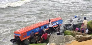മുതലപ്പൊഴിയിൽ വള്ളം മറിഞ്ഞ് കാണാതായ മത്സ്യത്തൊഴിലാളികൾക്ക് വേണ്ടിയുള്ള തിരച്ചിൽ തുടരുന്നു