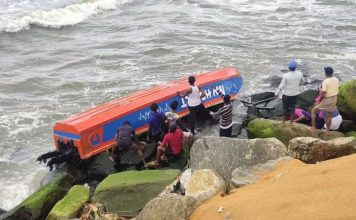 മുതലപ്പൊഴിയിൽ വള്ളം മറിഞ്ഞ് കാണാതായ മത്സ്യത്തൊഴിലാളികൾക്ക് വേണ്ടിയുള്ള തിരച്ചിൽ തുടരുന്നു