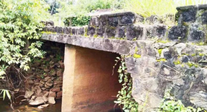 മാന്തുക ചക്കുള്ളിടത്തുപടി-ആലുനിൽക്കുന്ന മണ്ണ് റോഡിലെ കല്ലുപാലം തകർച്ചയിൽ മാന്തുക ചക്കുള്ളിടത്തുപടി-ആലുനിൽക്കുന്ന മണ്ണ് റോഡിലെ കല്ലുപാലം തകർച്ചയിൽ