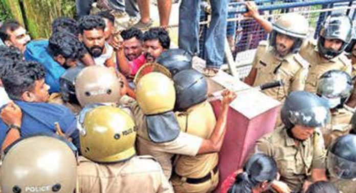 കെഎസ്യു മാവേലിക്കര നിയോജകമണ്ഡലം കമ്മിറ്റി ആറ്റുവ വിവേകാനന്ദ വിദ്യാപീഠത്തിലേക്ക് നടത്തിയ മാർച്ചിൽ സംഘർഷം കെഎസ്യു മാവേലിക്കര നിയോജകമണ്ഡലം കമ്മിറ്റി ആറ്റുവ വിവേകാനന്ദ വിദ്യാപീഠത്തിലേക്ക് നടത്തിയ മാർച്ചിൽ സംഘർഷം