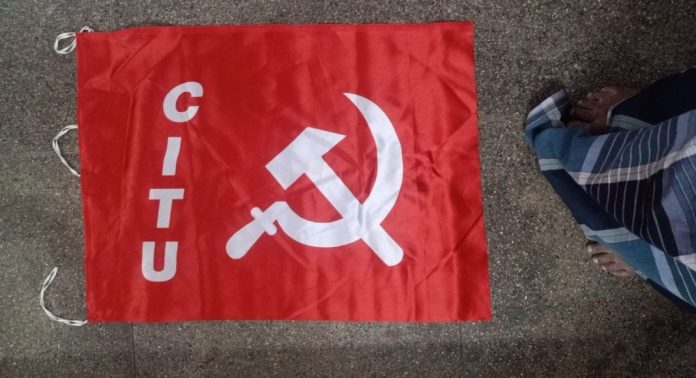 വിഎസിൻ്റെ വിയോഗത്തിൽ പൊതു അവധി പ്രഖ്യാപിച്ചിട്ടും തൊഴിലാളികളെ ജോലിക്കിറക്കിയെന്ന് പരാതി വിഎസിൻ്റെ വിയോഗത്തിൽ പൊതു അവധി പ്രഖ്യാപിച്ചിട്ടും തൊഴിലാളികളെ ജോലിക്കിറക്കിയെന്ന് പരാതി