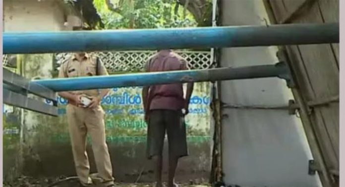 കോഴിക്കോട്ട് ബസ് കാത്തിരിപ്പ് കേന്ദ്രം തകർന്നുവീണ് കോളജ് വിദ്യാർത്ഥിനിക്ക് പരിക്ക് കോഴിക്കോട്ട് ബസ് കാത്തിരിപ്പ് കേന്ദ്രം തകർന്നുവീണ് കോളജ് വിദ്യാർത്ഥിനിക്ക് പരിക്ക്