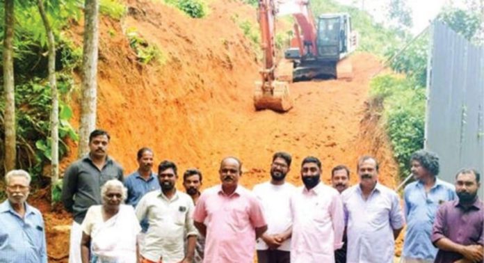 കുരമ്പാല എരിചുരുളി മലയിൽനിന്ന് വീണ്ടും മണ്ണെടുക്കാനുള്ള ശ്രമം നാട്ടുകാര് തടഞ്ഞു കുരമ്പാല എരിചുരുളി മലയിൽനിന്ന് വീണ്ടും മണ്ണെടുക്കാനുള്ള ശ്രമം നാട്ടുകാര് തടഞ്ഞു