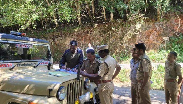 വിവാദ ഉത്തരവിന്റെ മറവിൽ മരം മുറിക്കാൻ പാസ് നൽകിയ നാല് റേഞ്ച് ഓഫീസർമാർക്കെതിരെ കേസെടുത്ത് വിജിലൻസ് വിവാദ ഉത്തരവിന്റെ മറവിൽ മരം മുറിക്കാൻ പാസ് നൽകിയ നാല് റേഞ്ച് ഓഫീസർമാർക്കെതിരെ കേസെടുത്ത് വിജിലൻസ്