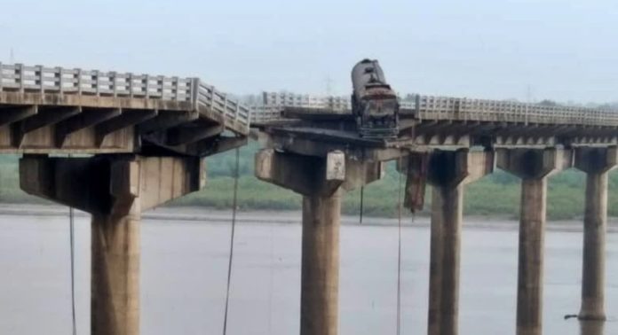 ഗുജറാത്തിൽ പാലം തകർന്ന് മരിച്ചവരുടെ എണ്ണം 14 ആയി ഗുജറാത്തിൽ പാലം തകർന്ന് മരിച്ചവരുടെ എണ്ണം 14 ആയി