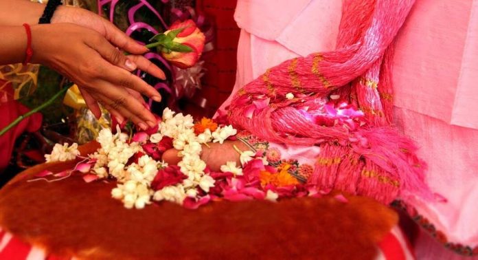 ആലപ്പുഴയിൽ ബിജെപി നേതാവിന് സ്കൂളിൽ പാദപൂജ ആലപ്പുഴയിൽ ബിജെപി നേതാവിന് സ്കൂളിൽ പാദപൂജ