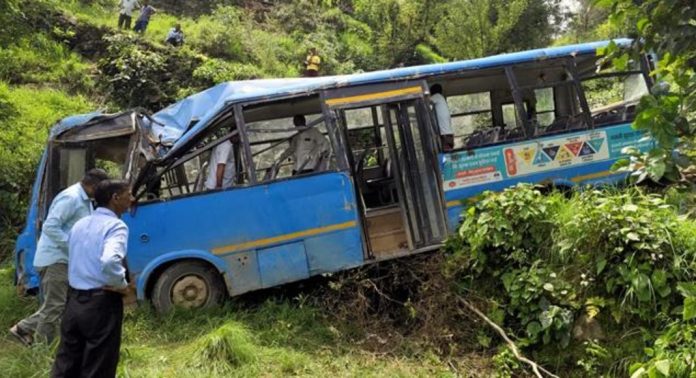 ഹിമാചൽ പ്രദേശിൽ ബസ് കൊക്കയിൽ വീണ് എട്ട് പേർ മരിച്ചു ഹിമാചൽ പ്രദേശിൽ ബസ് കൊക്കയിൽ വീണ് എട്ട് പേർ മരിച്ചു